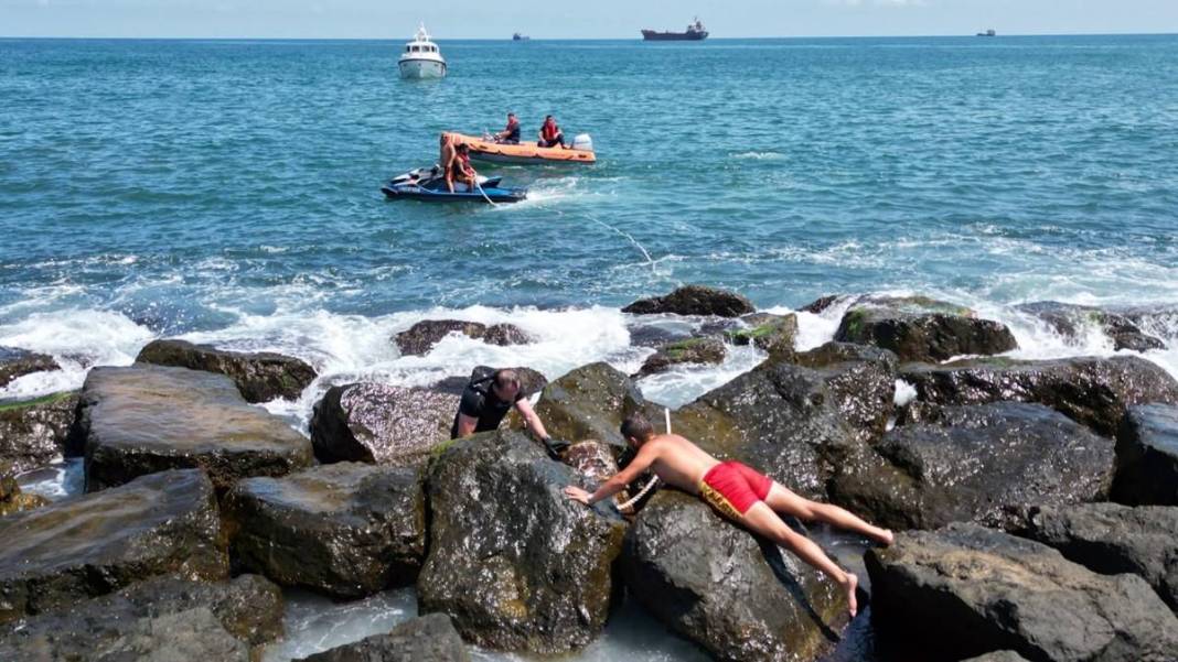 Denizde 'ceset' ihbarı yapıldı: Gelen ekipler şaşkına döndü! Bakın o cisim ne çıktı... 5